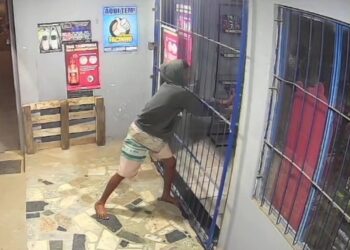 Três comércios são furtados e briga é registrada durante a madrugada em Barra de São Francisco; menor é apreendido