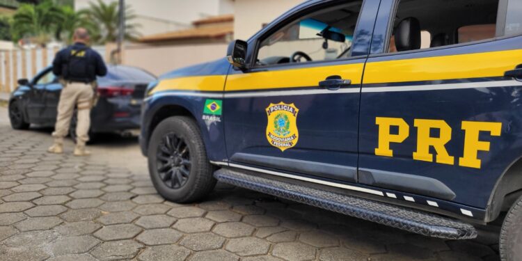 Motociclista morre após bater em carro parado no acostamento da BR-101, em Conceição da Barra