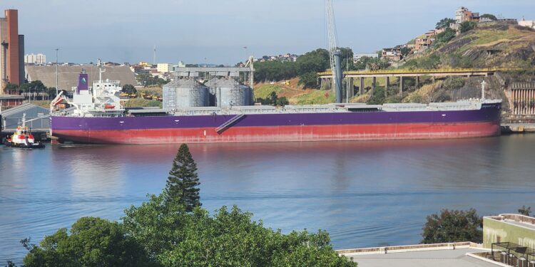 Panamax deixa o Porto de Vitória depois de dez dias Panamax deixa o Porto de Vitória depois de dez dias