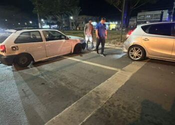 Carros se envolvem em acidente no Centro de São Mateus
