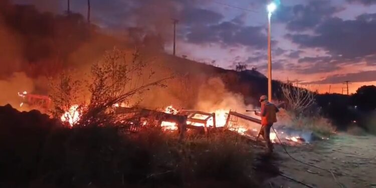 Defesa Civil e Corpo de Bombeiros atuam em incêndio que destruiu cerca de 4 hectares em Barra de São Francisco Defesa Civil e Corpo de Bombeiros atuam em incêndio que destruiu cerca de 4 hectares em Barra de São Francisco