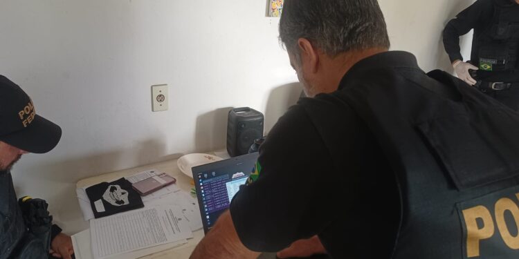 Jovem de 19 anos preso pela Federal em São Mateus por crimes pela Internet Jovem de 19 anos preso pela Federal em São Mateus por crimes pela Internet