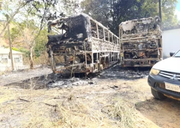 Dois ônibus são incendiados em pátio na Vila Vicente, em Barra de São Francisco