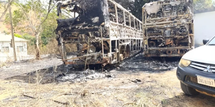 Dois ônibus são incendiados em pátio na Vila Vicente, em Barra de São Francisco