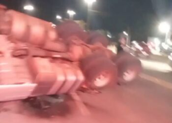 Homem bebe, dirige caminhão, provoca acidente e capota na BR 101 no Norte do Estado