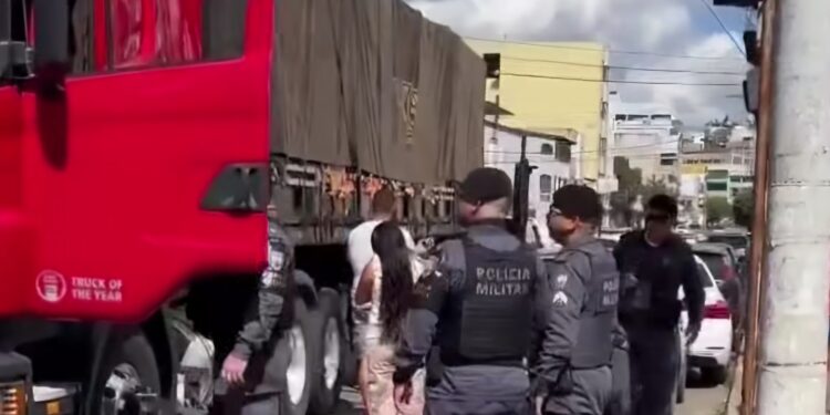 Cidade agitada: mulher tenta fugir com caminhoneiro e marido pendura na janela