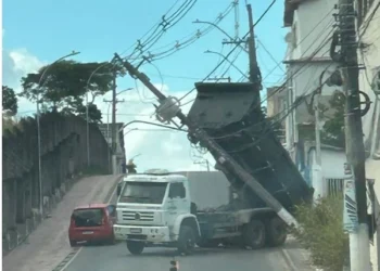 Caçamba de caminhão derruba poste e puxa fios de energia em Linhares