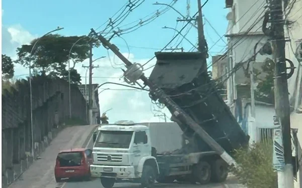 Caçamba de caminhão derruba poste e puxa fios de energia em Linhares