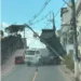 Caçamba de caminhão derruba poste e puxa fios de energia em Linhares