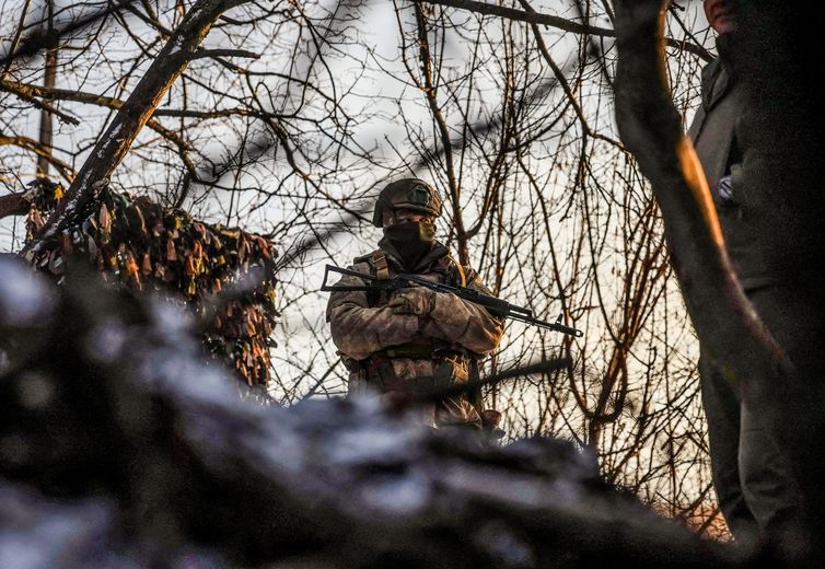 Militar ucraniano na fronteira com a Rússia na região de Sumy 
 20/1/2024    REUTERS/Gleb Garanich
