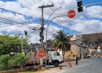 Semáforos são instalados em entroncamento entre Vila Landinha e centro de Barra de São Francisco