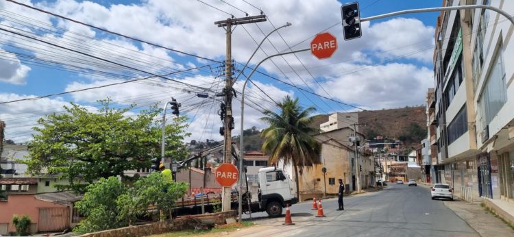 Semáforos são instalados em entroncamento entre Vila Landinha e centro de Barra de São Francisco Semáforos são instalados em entroncamento entre Vila Landinha e centro de Barra de São Francisco