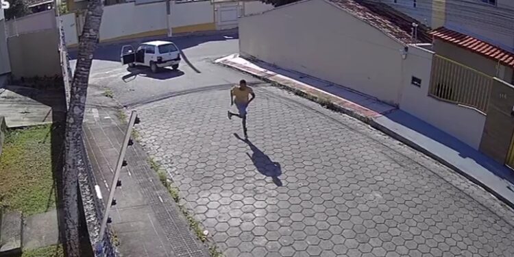 Vídeo mostra tentativa de homicídio em São Mateus; mais de 20 cápsulas foram encontradas no local Vídeo mostra tentativa de homicídio em São Mateus; mais de 20 cápsulas foram encontradas no local