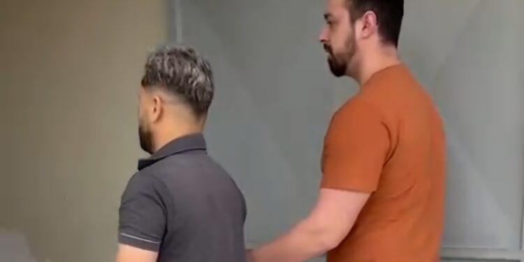Violência sem limite: pai de menino de 4 anos mata padrasto do filho a golpes de facão