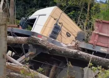 Carreta carregada com granito sai da pista e motorista escapa ileso em Barra de São Francisco