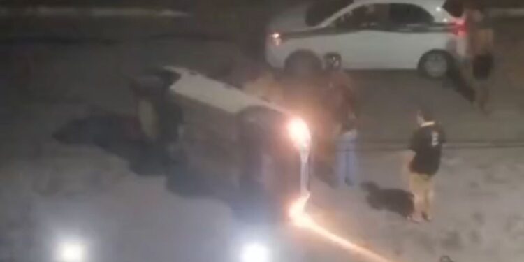 Vídeo: motorista fica ferido após carro capotar em Guriri, em São Mateus