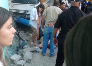 Ônibus escolar perde o freio e colide com casa em Barra de São Francisco