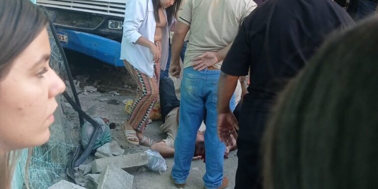Ônibus escolar perde o freio e colide com casa em Barra de São Francisco