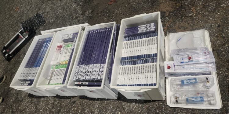 PRF apreende carga irregular de material hospitalar avaliada em R$ 300 mil PRF apreende carga irregular de material hospitalar avaliada em R$ 300 mil