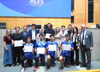 Mazinho homenageia atletas capixabas campeões brasileiros do vôlei sub-16