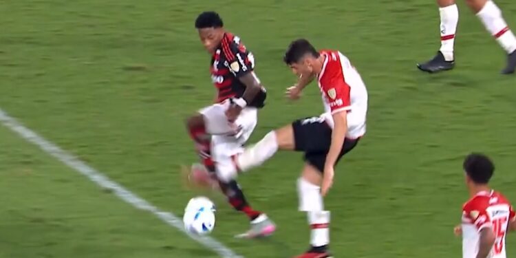 Confederação anula cartão vermelho de Plata, do Flamengo, na Libertadores