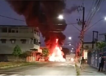 Tensão na Serra: bandidos tocam fogo em ônibus em revide por morte em confronto