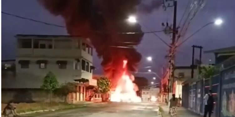 Tensão na Serra: bandidos tocam fogo em ônibus em revide por morte em confronto Tensão na Serra: bandidos tocam fogo em ônibus em revide por morte em confronto