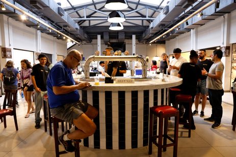 Rio de Janeiro(RJ), 24/09/25 - O Mercado São José, em Laranjeiras. que estava fechado há 7 anos volta a funcionar como espaço para compras de hortifruti, restaurantes e música. Foto: Tânia Rêgo/Agência Brasil