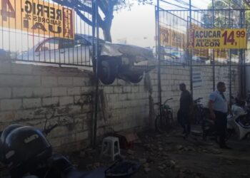 Motorista perde o controle e bate em muro de estaciomento de supermercado em São Mateus