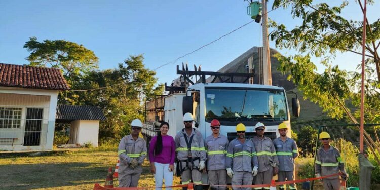 Após 25 anos de espera, comunidade do Córrego Santa Angélica comemora extensão de energia elétrica em escola