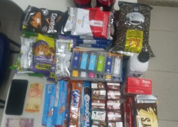 Homem tenta fugir da polícia por basculante do banheiro após furtar comércio em Água Doce do Norte