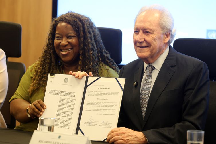 Valter Campanato/Agência Brasil Brasília (DF), 15/10/2025 - A Ministra dos Direitos Humanos e da Cidadania, Macaé Evaristo, e o ministro da Justiça e Segurança Pública (MJSP), Ricardo Lewandowski, durante anúncio das ações de 2025 da estratégia Crescer em Paz. Trata-se de um plano do MJSP para a proteção integral de crianças e adolescentes, com 45 ações focadas na prevenção da violência, crime e drogas, além do acolhimento e recuperação de vítimas e garantia de acesso à Justiça. Foto: Valter Campanato/Agência Brasil