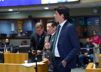 Mazinho relata projetos que beneficiam delegados de polícia e auditores fiscais