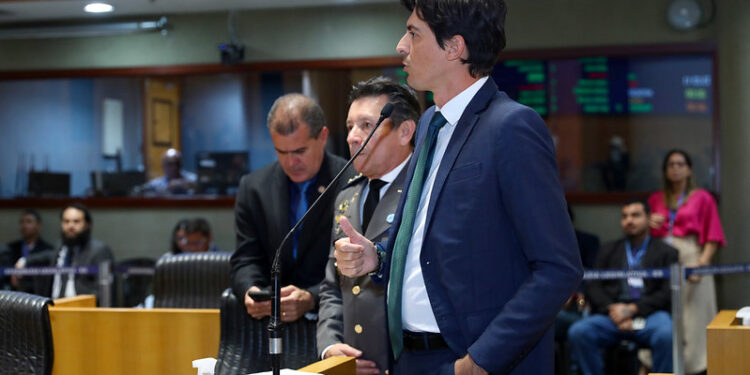 Mazinho relata projetos que beneficiam delegados de polícia e auditores fiscais