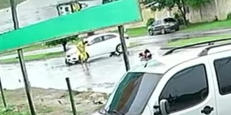 Vídeo: casal é arremessado após colisão entre carro e moto em Nova Venécia Vídeo: casal é arremessado após colisão entre carro e moto em Nova Venécia