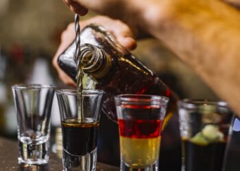 Metanol em bebidas: como diferenciar intoxicação de ressaca