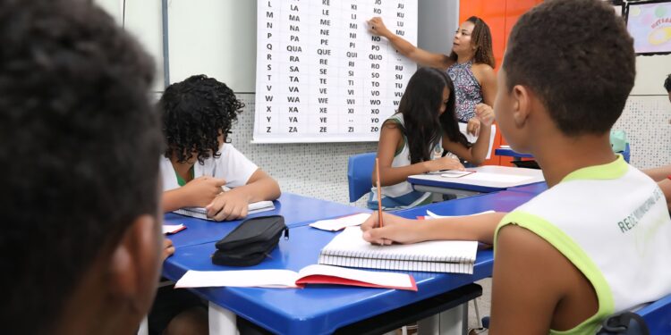 No Dia do Professor, Cariacica convoca 671 aprovados em concurso