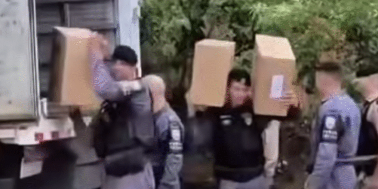 Polícia Militar apreende 150 mil carteiras de cigarro contrabandeadas na divisa entre Barra de São Francisco e Mantena Polícia Militar apreende 150 mil carteiras de cigarro contrabandeadas na divisa entre Barra de São Francisco e Mantena