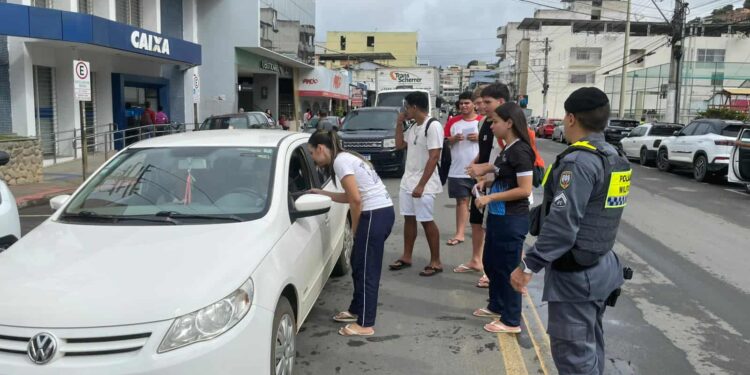Estudantes do João XXIII fazem ação sobre trânsito e segurança pública em Barra de São Francisco