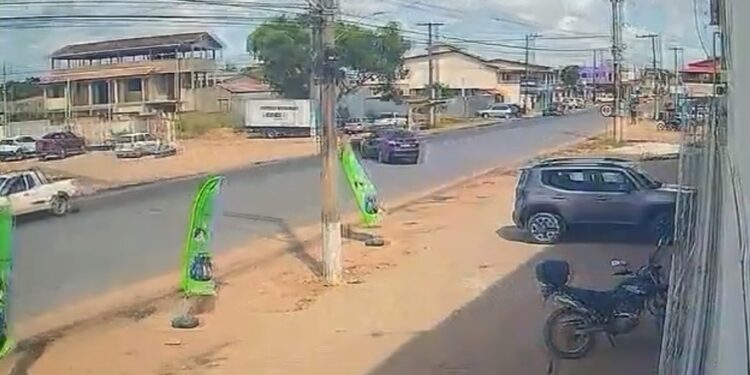 Vídeo mostra motociclista sendo lançado após acidente em São Mateus Vídeo mostra motociclista sendo lançado após acidente em São Mateus
