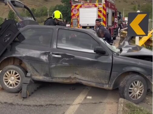 Carro desgovernado causa acidente em Barra de São Francisco Carro desgovernado causa acidente em Barra de São Francisco