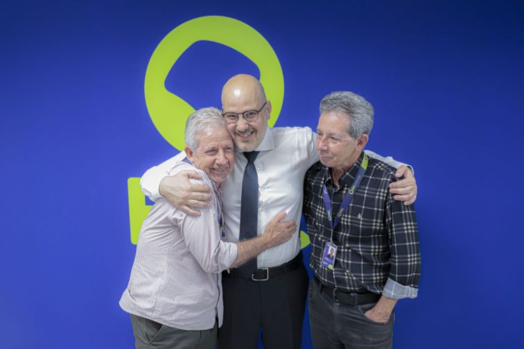 Joédson Alves/Agência Brasil Brasília (DF), 14/10/2025 - O presidente da EBC, André Basbaum com os irmãos fotógrafos Antonio Cruz e José Cruz. Foto: Joédson Alves/Agência Brasil