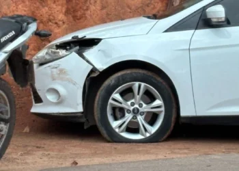 Casal fica ferido em acidente entre carro e moto em São Gabriel da Palha
