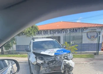 Motorista bate em viatura da PM e tenta fugir em Conceição da Barra