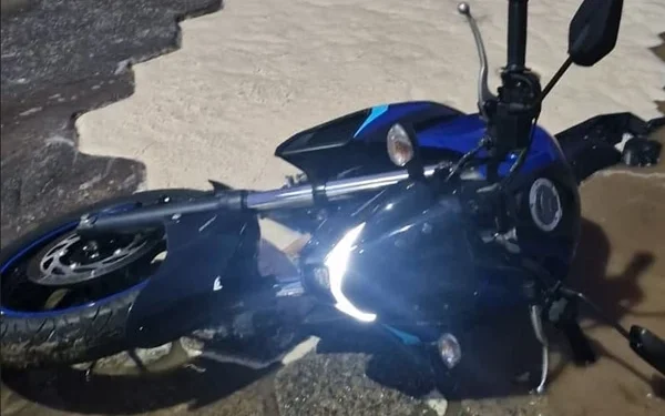 Moto é engolida por cratera aberta após rompimento de adutora em Colatina Moto é engolida por cratera aberta após rompimento de adutora em Colatina