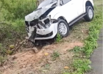 Carro sai da pista e bate em árvore entre Barra de São Francisco e Ecoporanga