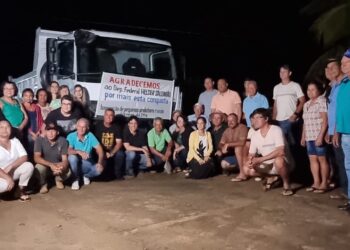 Prefeitura de Barra de São Francisco entrega caminhão caçamba à Associação do Córrego do Itá