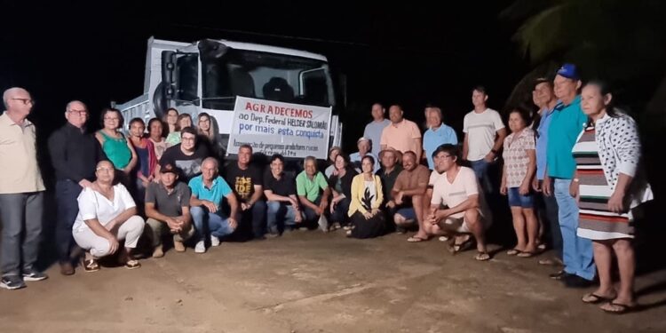 Prefeitura de Barra de São Francisco entrega caminhão caçamba à Associação do Córrego do Itá