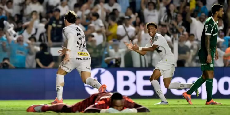 Santos, heroico, bate o Palmeiras, sai do Z-4 e deixa o Fla na liderança Santos, heroico, bate o Palmeiras, sai do Z-4 e deixa o Fla na liderança