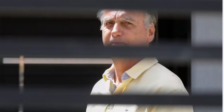 Bolsonaro é preso pela Polícia Federal Bolsonaro é preso pela Polícia Federal